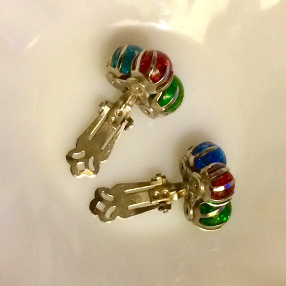 Vintage Clip-on Earrings - Picture 5 of 6